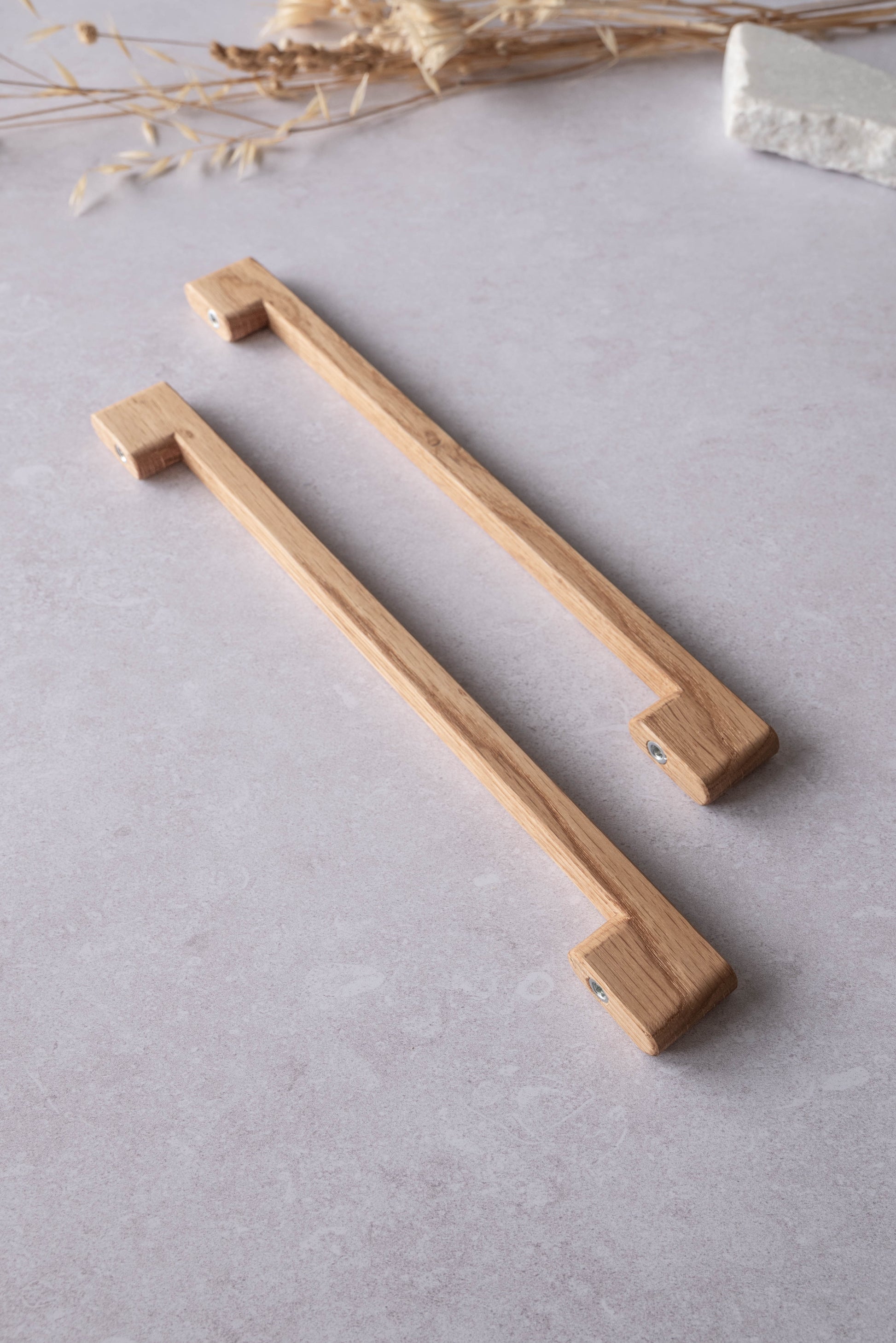 Дървени дръжки за мебели от дъб, правоъгълни, ръчна изработка, на мраморен фон, Gaika Arts & Crafts.