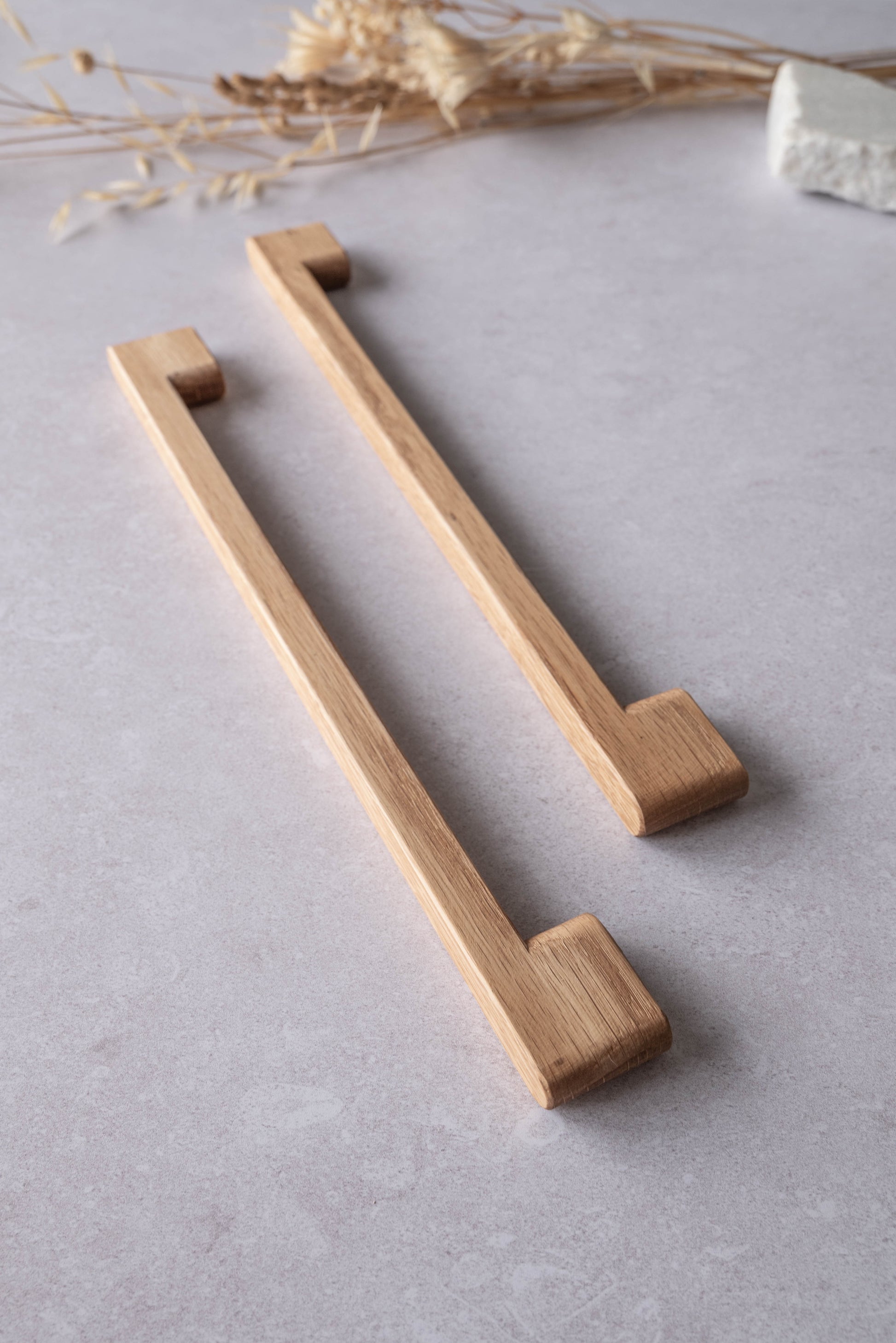 Комплект ръчно изработени дървени дръжки за мебели от дъб, правоъгълни, на мраморен фон, Gaika Arts & Crafts.