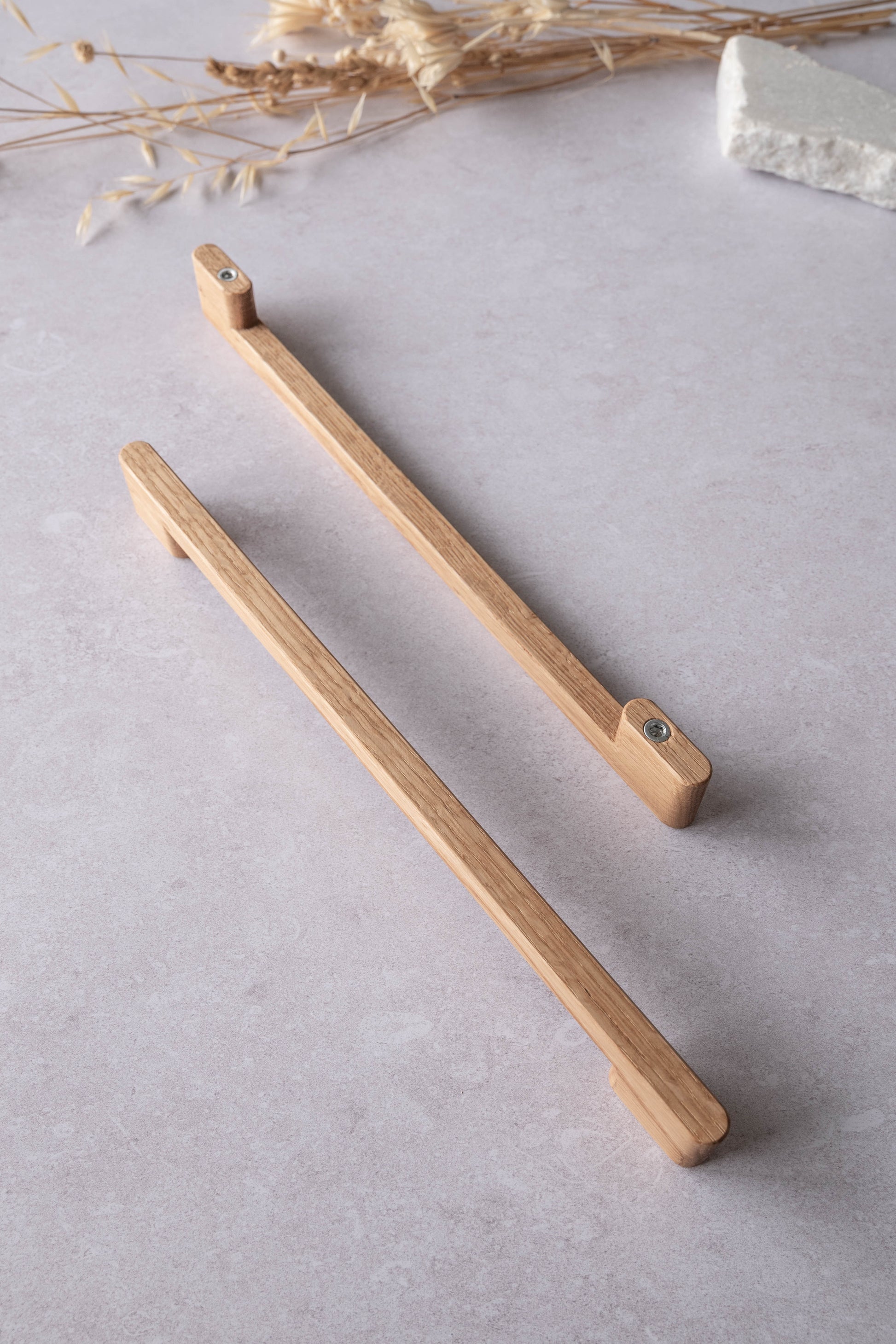 Дървени дръжки за мебели от дъб, Gaika Arts & Crafts.